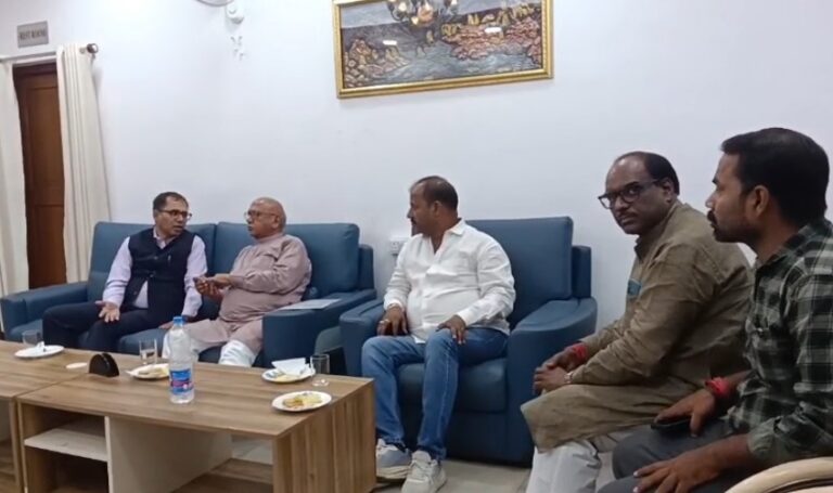 जमशेदपुर: ट्रेनों की लेटलतीफी पर विधायक सरयू राय तल्ख, डीआरएम के साथ बैठक में बोले- “मालगाड़ी रोकें, पर पैसेंजर को समय पर चलाएं”