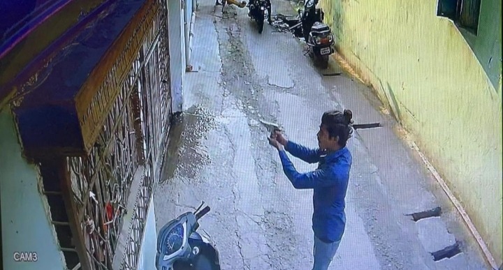 आदित्यपुर: आशियाना के पास सपन दास के घर पर सुबह-सुबह फायरिंग, खिड़की पर दागीं 3 गोलियां