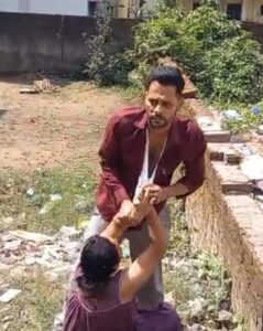 आदित्यपुर में महिला के साथ दिनदहाड़े मारपीट, स्ट्रीट डॉग को खाना खिलाने को लेकर हुआ विवाद