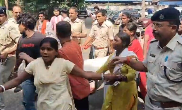 जमशेदपुर: डीसी ऑफिस में शव रखकर परिजनों का प्रदर्शन; 50 लाख मुआवजे की मांग, पुलिस के साथ तीखी झड़प और धक्का-मुक्की