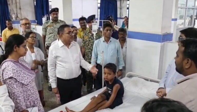 बोकारो के चंद्रपुरा में स्कूल बस और ट्रक की टक्कर, एक दर्जन बच्चे घायल