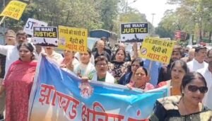 जमशेदपुर में मेहंदी कुमारी पर खौलती चाय फेंकने की घटना के खिलाफ आक्रोश, आरोपियों को फांसी देने की मांग