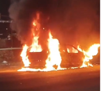 सरायकेला-खरसावां के कपाली में चलती कार में लगी भीषण आग, शॉर्ट सर्किट की आशंका