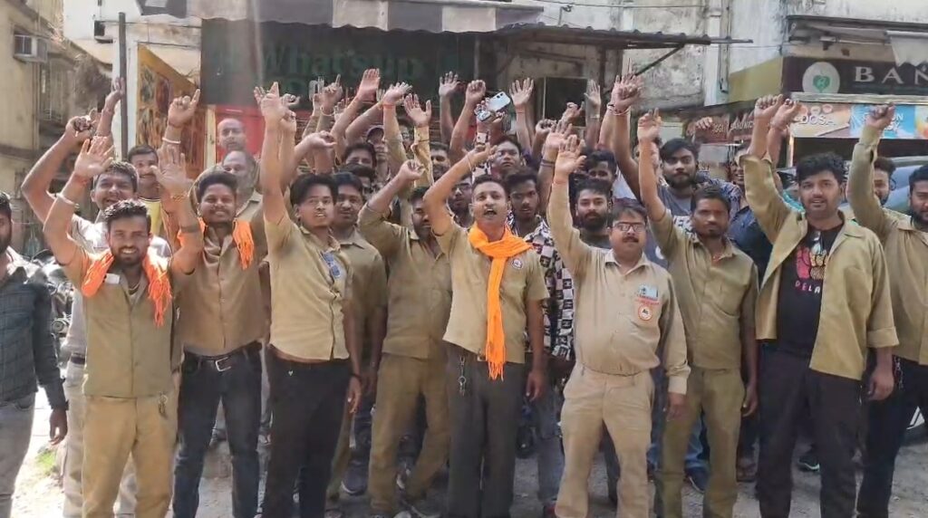 जमशेदपुर: बिष्टुपुर में ऑटो और रैपिडो चालकों का हल्लाबोल; किराया दरों में कटौती का विरोध, सोमवार को सेवाएं ठप रखने का ऐलान