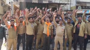 जमशेदपुर: बिष्टुपुर में ऑटो और रैपिडो चालकों का हल्लाबोल; किराया दरों में कटौती का विरोध, सोमवार को सेवाएं ठप रखने का ऐलान