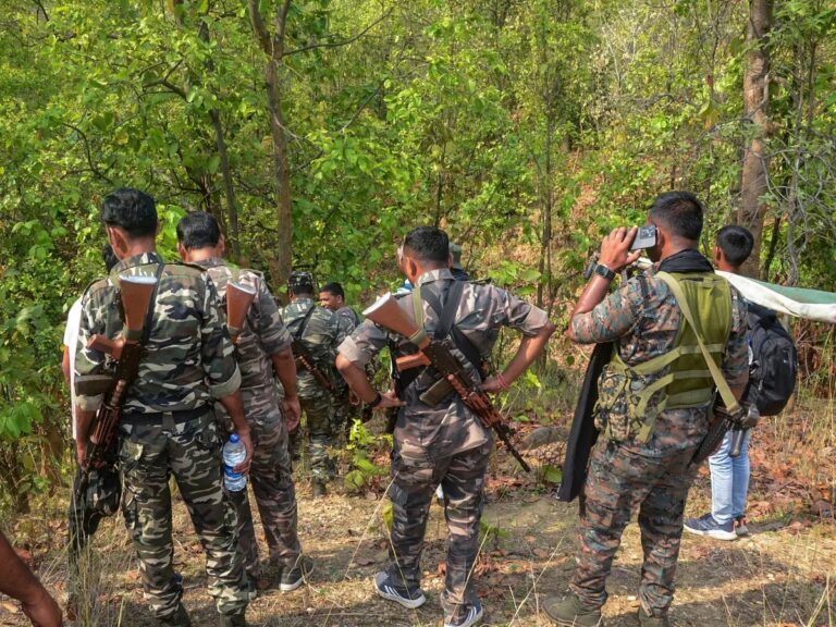 सारंडा: मिसिर बेसरा के दस्ते और सुरक्षाबलों में भीषण मुठभेड़; एक जवान को लगी गोली, नक्सलियों के हताहत होने की खबर