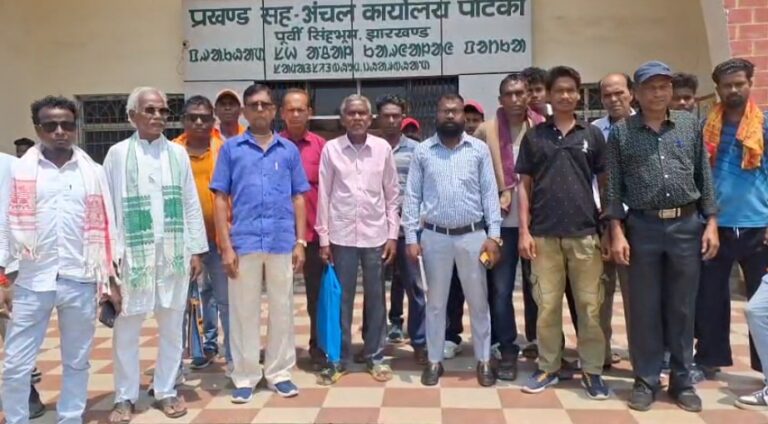 पोटका: स्कूल की बाउंड्री तोड़ने पर ग्रामीणों का उबाल, प्रशासन को 2 दिन का अल्टीमेटम