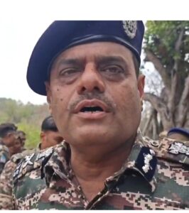 सारंडा पहुंचे सीआरपीएफ के स्पेशल डीजी दीपक कुमार, नक्सलियों को एक महीने में सरेंडर की चेतावनी