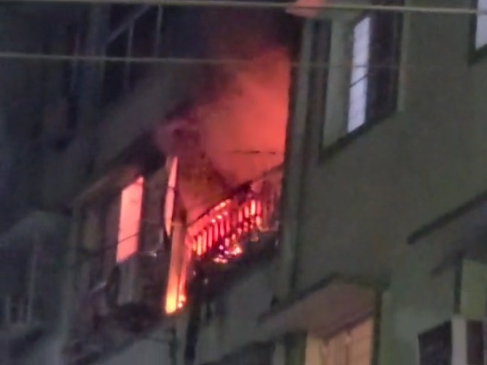 सोनारी के अपार्टमेंट में एसी यूनिट फटने से लगी आग, मची अफरा-तफरी