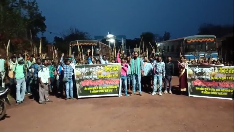 गुवा खदान क्षेत्र में रोजगार की मांग को लेकर ग्रामीणों का उग्र आंदोलन, कामकाज पूरी तरह ठप