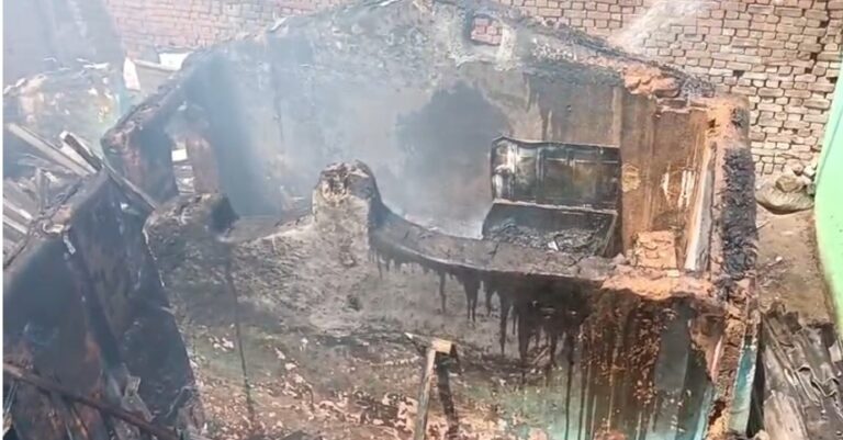 जमशेदपुर के परसुडीह में पारिवारिक विवाद के बाद युवक ने घर में लगाई आग, लाखों का नुकसान