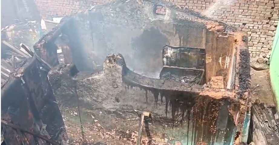 जमशेदपुर के परसुडीह में पारिवारिक विवाद के बाद युवक ने घर में लगाई आग, लाखों का नुकसान