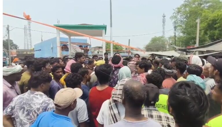 राजनगर: प्रसिद्ध पशु चिकित्सक रातू हांसदा का निधन; शव सड़क पर रख ग्रामीणों का चक्का जाम, 10 लाख मुआवजे की मांग पर अड़े