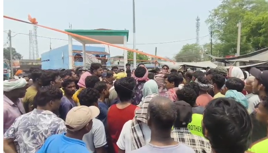 राजनगर: प्रसिद्ध पशु चिकित्सक रातू हांसदा का निधन; शव सड़क पर रख ग्रामीणों का चक्का जाम, 10 लाख मुआवजे की मांग पर अड़े