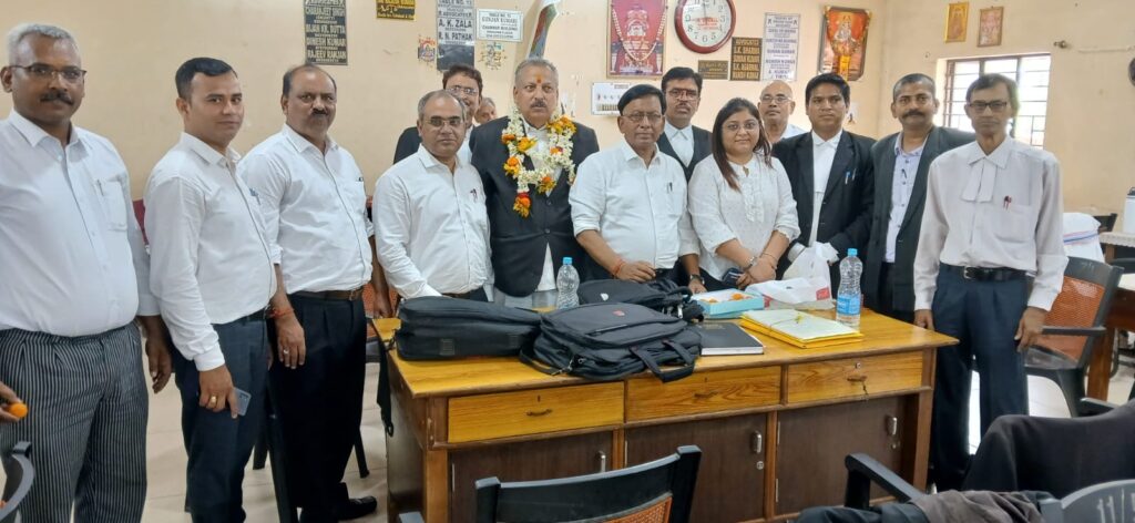 जमशेदपुर: वरिष्ठ अधिवक्ता राजेश कुमार शुक्ल का भव्य अभिनंदन, बार काउंसिल में तीसरी बार जीत पर वकीलों ने जताया हर्ष