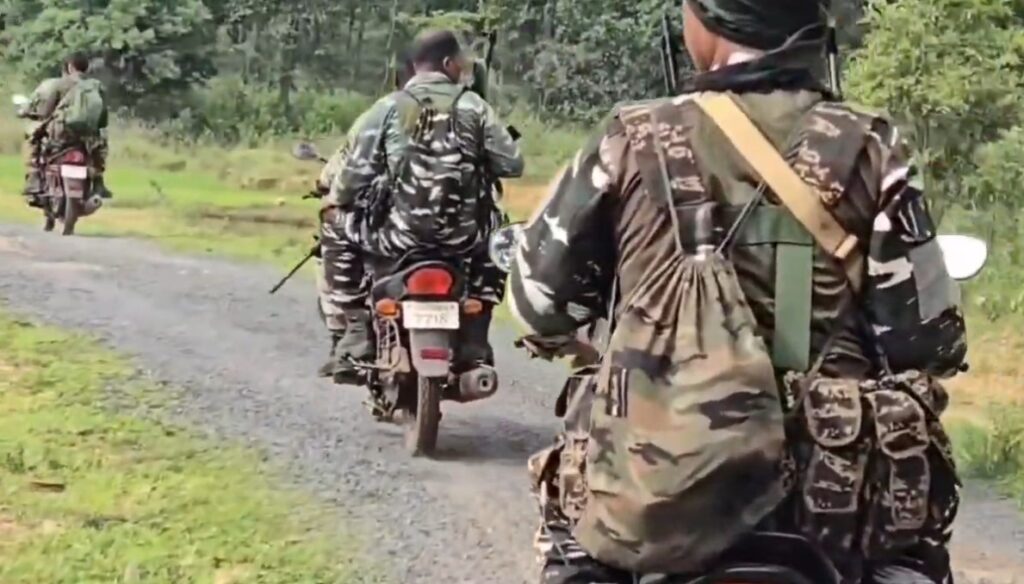 चाईबासा: कोल्हान के जंगलों में सुरक्षाबलों और नक्सलियों के बीच मुठभेड़, मिसिर बेसरा के दस्ते को घेरने की कोशिश