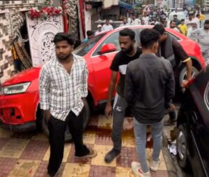 जमशेदपुर: मानगो में अनियंत्रित कार मैरेज हॉल में घुसी, बाल-बाल बचे लोग