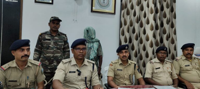चाईबासा: तीर मारकर जानलेवा हमला करने वाला आरोपी गिरफ्तार, पुरानी रंजिश में दिया था घटना को अंजाम