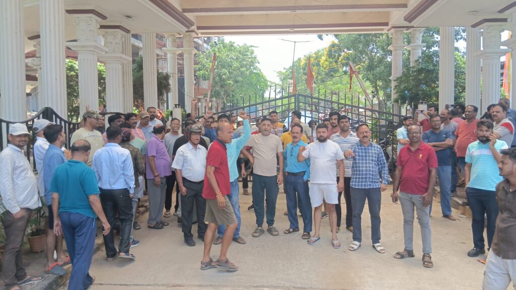 जमशेदपुर: आस्था ट्विन सिटी के निवासियों का मुख्य गेट पर प्रदर्शन; बिजली, पानी और लिफ्ट की समस्याओं को लेकर बिल्डर के खिलाफ नारेबाजी