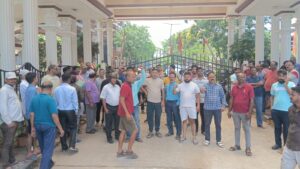 जमशेदपुर: आस्था ट्विन सिटी के निवासियों का मुख्य गेट पर प्रदर्शन; बिजली, पानी और लिफ्ट की समस्याओं को लेकर बिल्डर के खिलाफ नारेबाजी
