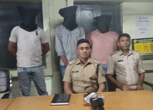 जमशेदपुर: सिदगोड़ा में खुलेआम शराब पीने वालों पर एएसपी ऋषभ चतुर्वेदी का ‘प्रहार’; 3 लोगो से वसूला ₹5000 का जुर्माना