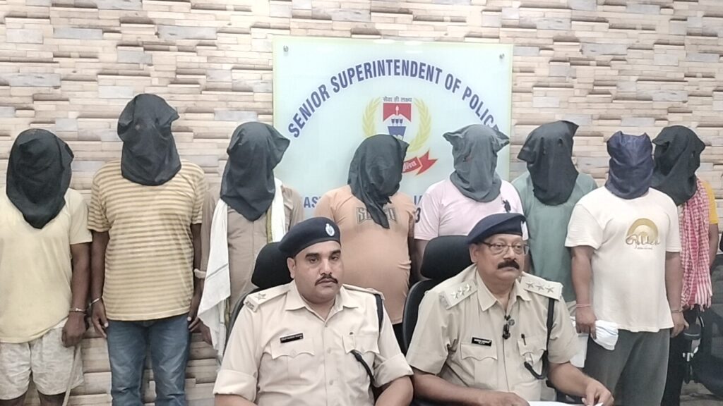 जमशेदपुर: कदमा की गांधी बस्ती में चल रहे जुआ अड्डे पर पुलिस का आधी रात छापा; 8 सटोरिए गिरफ्तार, ₹35 हजार से अधिक कैश और मोबाइल बरामद