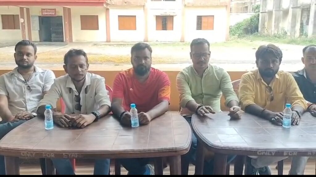 जमशेदपुर: कोल्हान छात्र संघर्ष मोर्चा ने सोनू ठाकुर को किया सम्मानित, पूर्व प्राचार्य अमर सिंह के खिलाफ खोला मोर्चा
