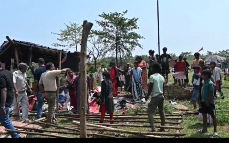 बोकारो: अतिक्रमण हटाने गई सिक्योरिटी टीम पर पथराव; 2 होमगार्ड जवान घायल, एयरपोर्ट बाउंड्री से हटाए गए लोग दोबारा जमा रहे थे कब्जा