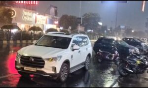जमशेदपुर में मौसम का ‘यू-टर्न’: दिनभर की तपिश के बाद झमाझम बारिश; तेज हवाओं से मिली गर्मी से राहत, कई जगह गिरे पेड़