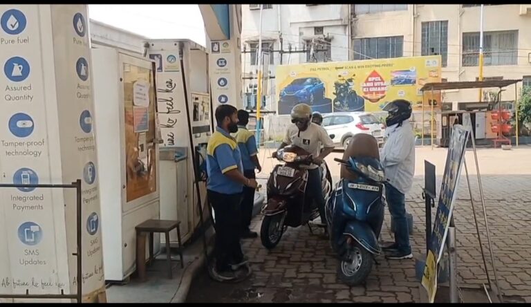 जमशेदपुर: ग्राहकों के इंतजार में खाली बैठे हैं पंप कर्मी, अफवाहों पर डीसी की अपील— ‘पैनिक न हों, पर्याप्त है स्टॉक’