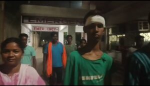 परसुडीह: सरजमदा हरि कीर्तन में नाबालिग पर लोहे की रॉड से जानलेवा हमला; आरोपी को पकड़कर छोड़ने पर भड़के ग्रामीण, पुलिस पर नशे में होने का आरोप