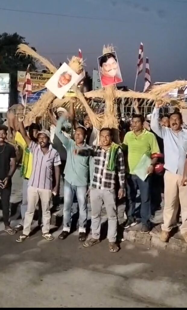 जमशेदपुर: ‘हम हिंदू नहीं, आदिवासी हैं’—साकची में अमित शाह और चंपाई सोरेन का पुतला फूँका, जानें क्या है पूरा विवाद