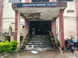 जमशेदपुर: वर्कर्स कॉलेज में बड़ा हादसा टला; मुख्य द्वार का छज्जा भरभराकर गिरा, बाल-बाल बचे छात्र