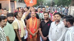 जमशेदपुर: बंगाल में ‘कमल’ खिलने पर जश्न, पूर्व सीएम रघुवर दास और विधायक पूर्णिमा साहू ने बांटी मिठाई और आइसक्रीम