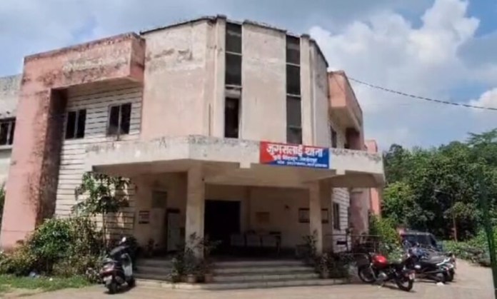 जमशेदपुर: ‘नकली पुलिस’ ने बुजुर्ग को ठगा; चेन छीनने का डर दिखाकर उतरवा लिए गहने, सीसीटीवी में कैद हुए बदमाश