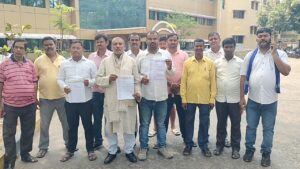 जमशेदपुर: पीडीएस डीलर मृणाल रजक की मौत पर उबाल; कमीशन के लिए डीसी ऑफिस पर प्रदर्शन, 10 लाख मुआवजे की मांग