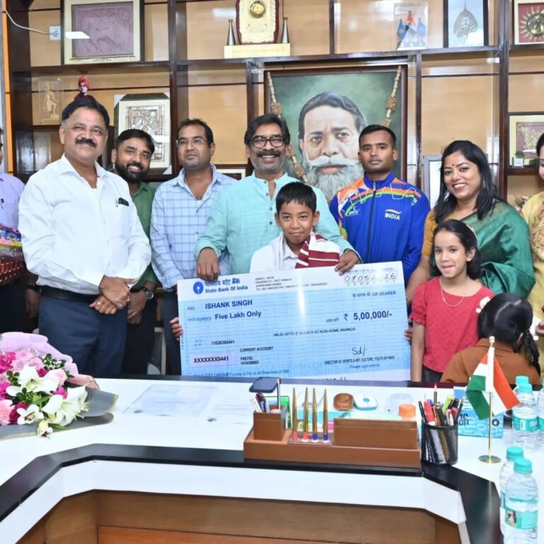 झारखंड के ‘नन्हे जलपुत्र’ ने रचा इतिहास: 7 वर्षीय इशांक ने 29 किमी पाल्क स्ट्रेट तैरकर बनाया वर्ल्ड रिकॉर्ड; सीएम ने किया सम्मानित