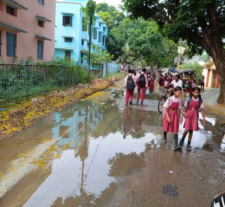 सोनारी: टाटा स्टील के सीवरेज का गंदा पानी सड़क पर बहा, विधायक सरयू राय के प्रतिनिधि ने जुस्को से की शिकायत