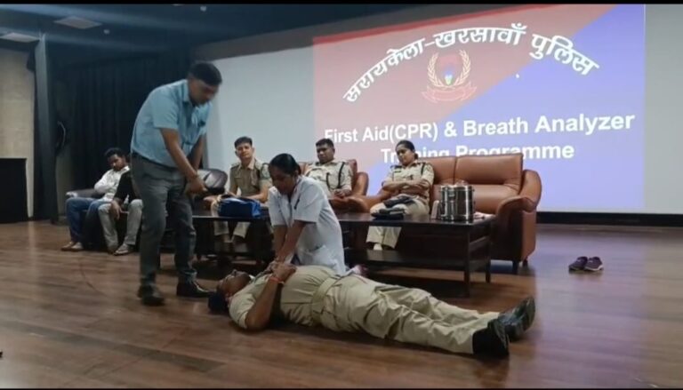 सरायकेला में सड़क सुरक्षा को लेकर विशेष प्रशिक्षण कार्यक्रम, पुलिस जवानों को ब्रेथ एनालाइजर और फर्स्ट एड की दी गई ट्रेनिंग