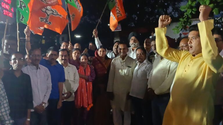 जमशेदपुर: बंगाल में ‘कमल’ खिलने पर टिनप्लेट चौक पर जश्न; विधायक पूर्णिमा साहू ने बांटे लड्डू, कार्यकर्ताओं ने की आतिशबाजी
