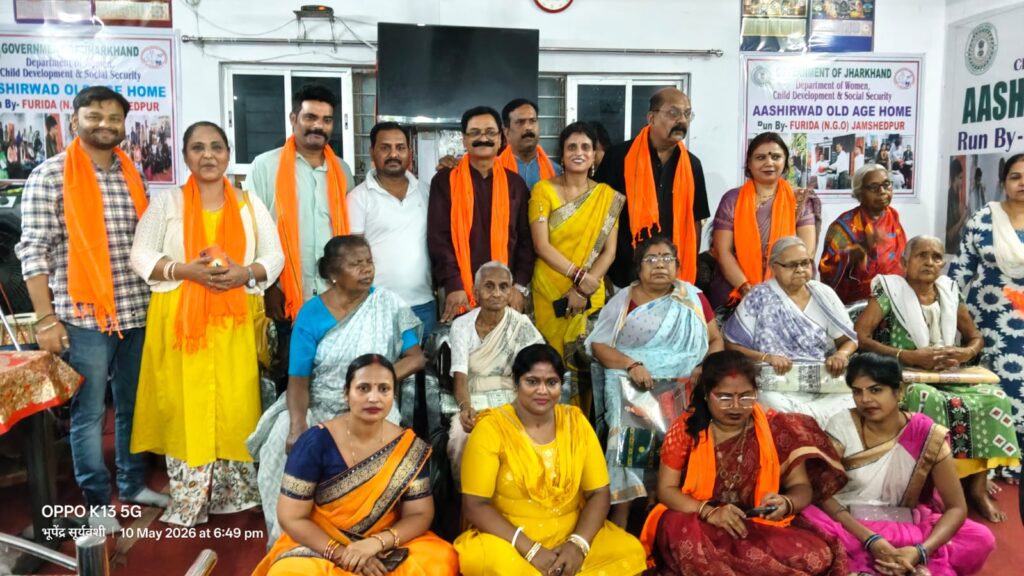 जमशेदपुर: ‘यात्रा’ संस्था ने ओल्ड एज होम में मनाया मदर्स डे; बुजुर्ग माताओं को बांटी साड़ियाँ, केक काटकर दीं खुशियां