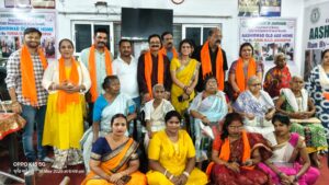 जमशेदपुर: ‘यात्रा’ संस्था ने ओल्ड एज होम में मनाया मदर्स डे; बुजुर्ग माताओं को बांटी साड़ियाँ, केक काटकर दीं खुशियां