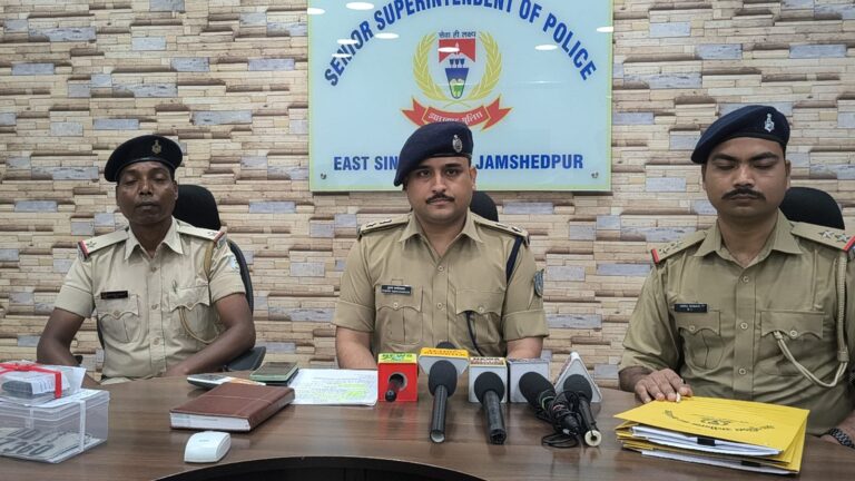 गालूडीह: वैन चोरी कांड का फरार आरोपी गिरफ्तार; घर के आंगन से मिलीं चोरी की 3 बाइक, ग्रामीण एसपी ने किया खुलासा