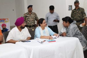 जमशेदपुर में कांग्रेस का जनता दरबार, मेयर सुधा गुप्ता ने सुनीं लोगों की समस्याएं