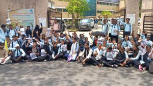 जमशेदपुर: क्लस्टर सिस्टम के विरोध में छात्रों का प्रदर्शन, उपायुक्त कार्यालय तक निकाला पैदल मार्च