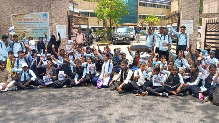 जमशेदपुर: क्लस्टर सिस्टम के विरोध में छात्रों का प्रदर्शन, उपायुक्त कार्यालय तक निकाला पैदल मार्च