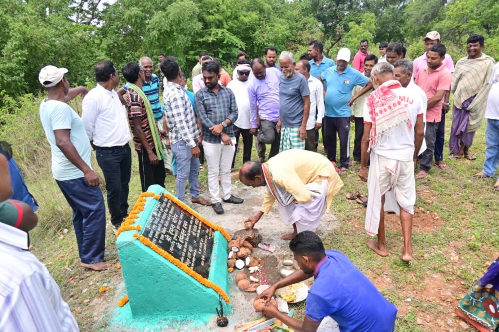 पोड़ाहातू में 72 लाख की लागत से बनेगा चेकडैम, विधायक संजीव सरदार ने किया शिलान्यास