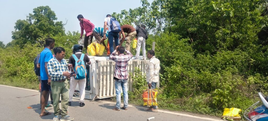पटमदा सड़क हादसा: तेल टैंकर की टक्कर से मैजिक वैन पलटी, 10 से अधिक यात्री घायल
