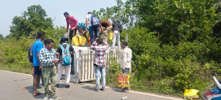 पटमदा सड़क हादसा: तेल टैंकर की टक्कर से मैजिक वैन पलटी, 10 से अधिक यात्री घायल