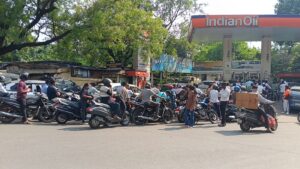 जमशेदपुर: पैनिक और बैंक बंदी ने बिगाड़ा खेल; पेट्रोल पंपों पर जुटी भारी भीड़, संचालकों ने कहा- “घबराएं नहीं, स्टॉक पर्याप्त है”
